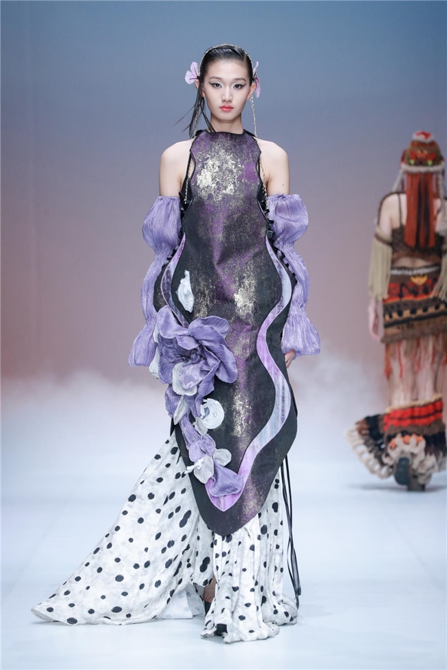 陕西科技大学镐京学院与陕西服装工程学院《丝路·大美山河》主题作品亮相中国国际大学生时装周