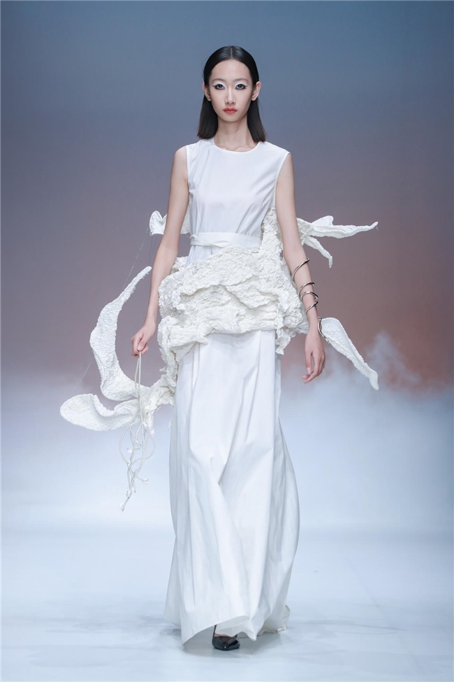 陕西科技大学镐京学院与陕西服装工程学院《丝路·大美山河》主题作品亮相中国国际大学生时装周