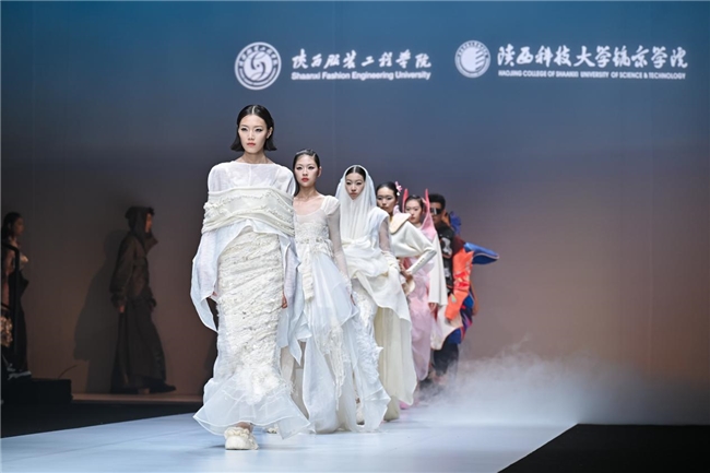 陕西科技大学镐京学院与陕西服装工程学院《丝路·大美山河》主题作品亮相中国国际大学生时装周