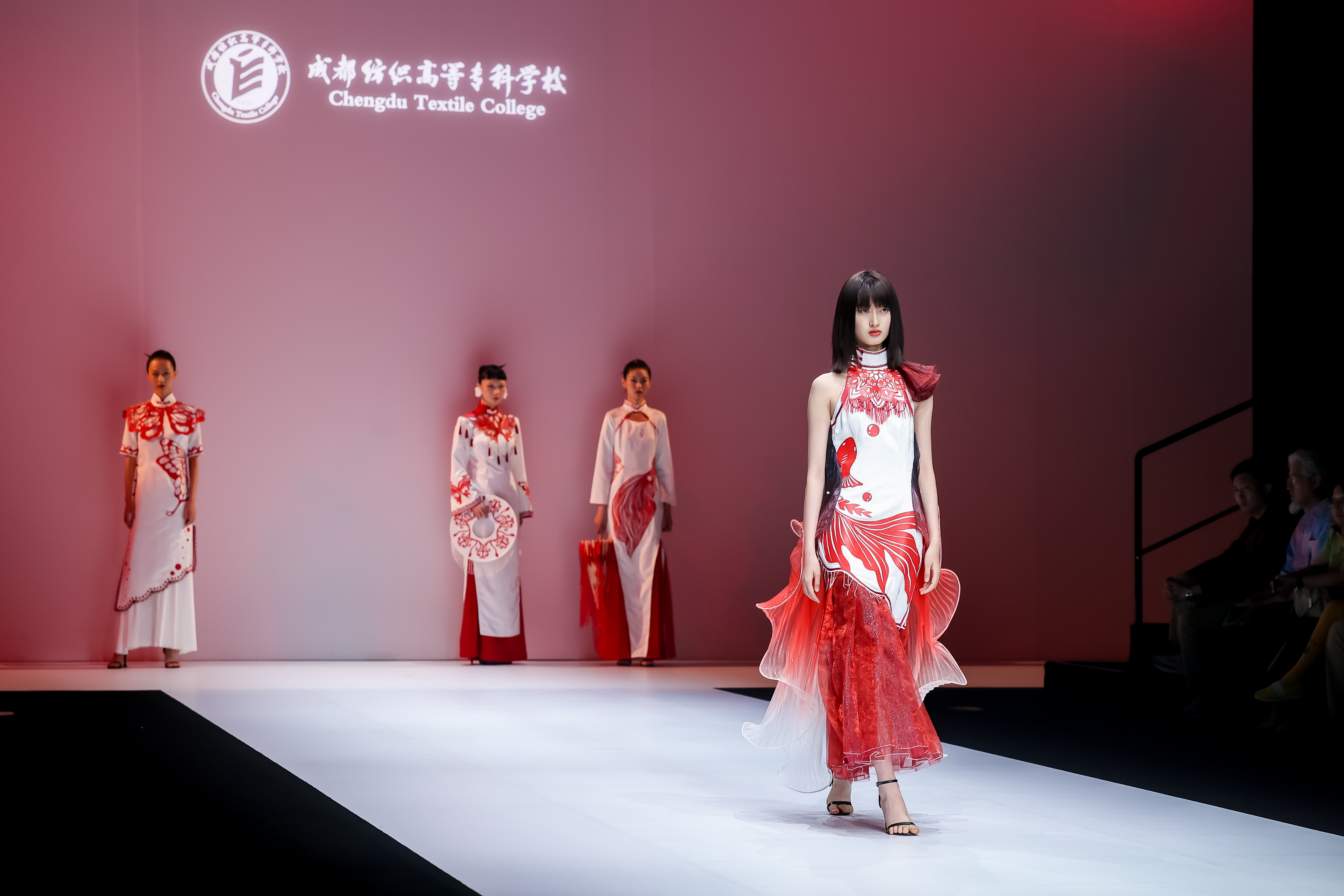 成都纺织高等专科学校：锦·启亮相中国国际大学生时装周